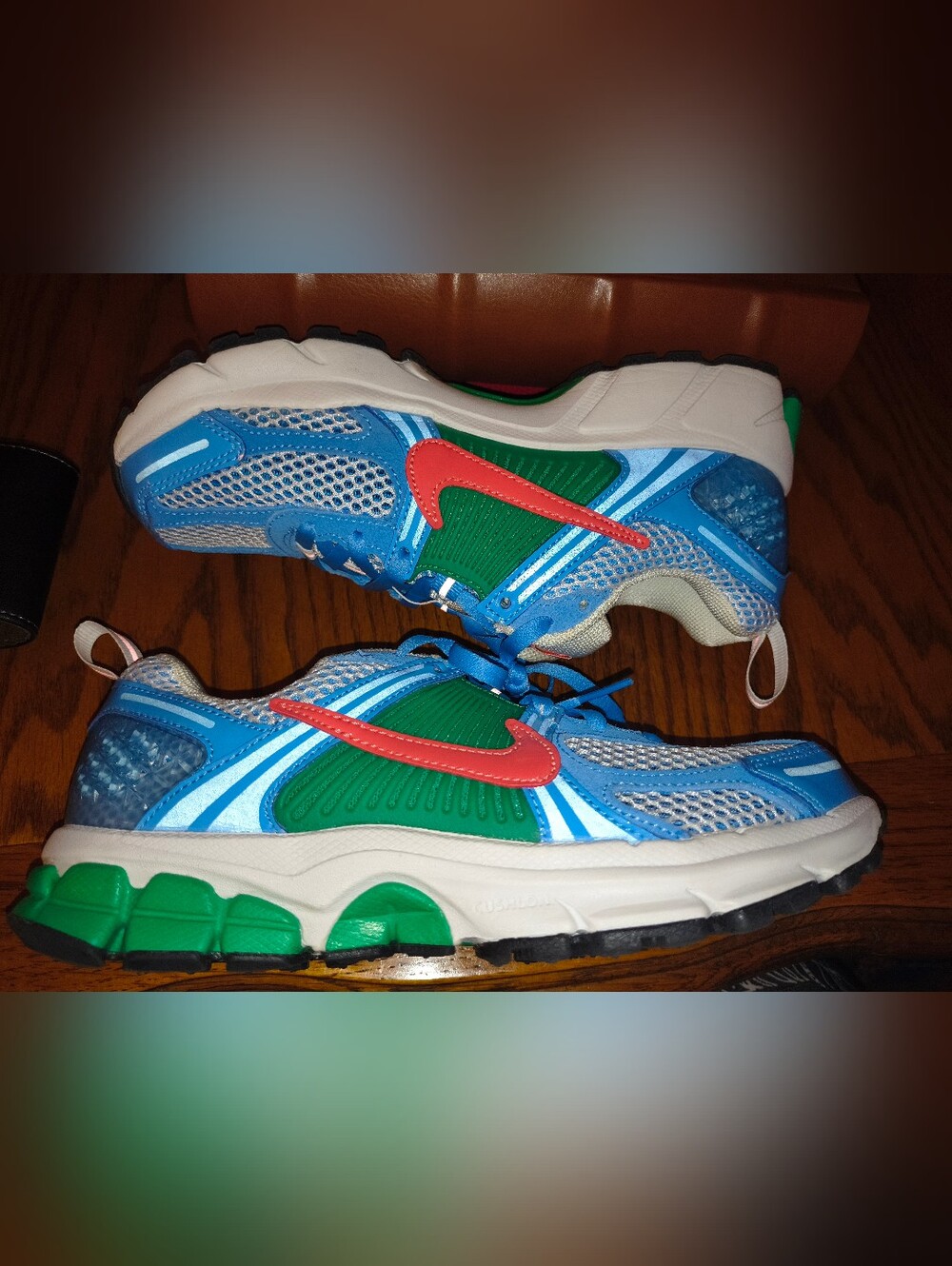 New Nike Kids' Vomero 5 Athletic Sneakers – Blue/Green/Red Size 5Y (Or 6 Wmns)